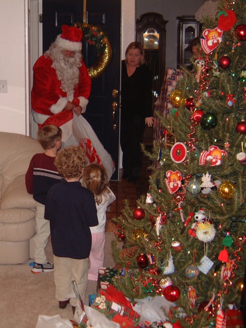 2003-12-24-15-Santa-Arrives.jpg